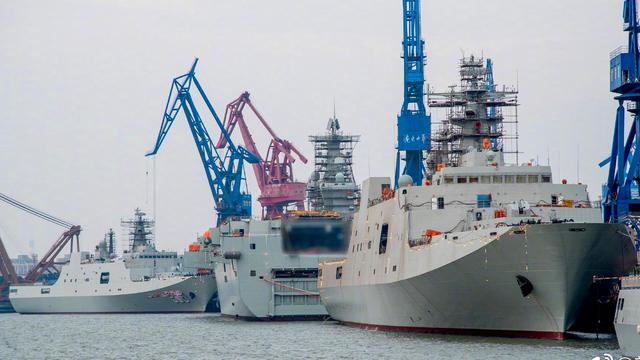 一座座大山相连！我多条071与075两栖战舰同框