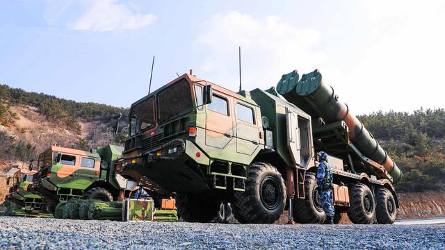 北海舰队岸导部队鹰击62列阵待发