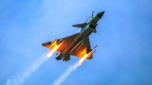 南部战区歼10实弹训练再射火箭弹