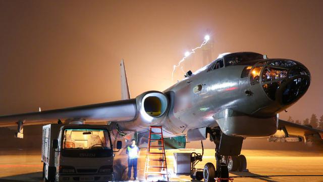 一击命中！东部战区海军航空兵轰6深夜出击精确轰炸