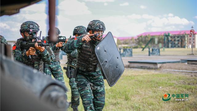 雷霆出击! 近距离感受特战队员反劫持演练