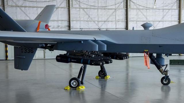 满挂8枚"地狱火"导弹的美军mq-9无人机