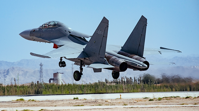 对面的阵风还敢挑衅?西部战区某旅换装歼16首次亮相