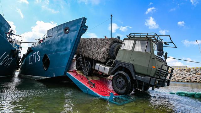 军用滚装船是这么运输装备的