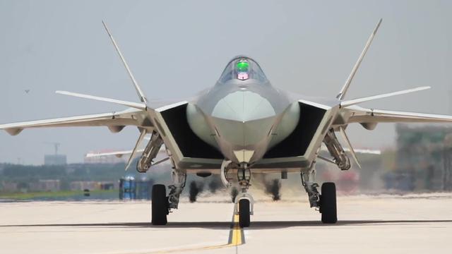 中国空军最豪华机组:15架歼20地面展示!