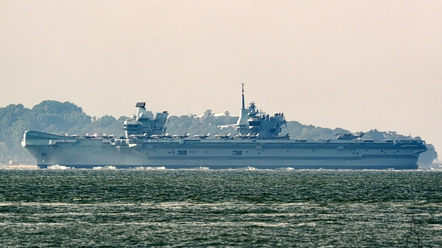 英国女王号航母编队驶入南海