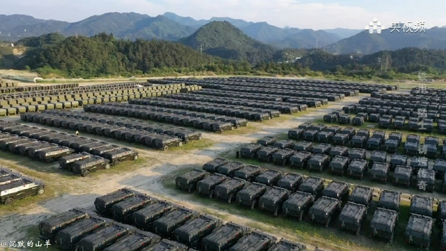 停满巨大停车场！＂猛士＂装甲车装备数量惊人