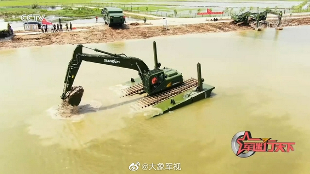 武警抗洪新装备：能在水上开的挖掘机