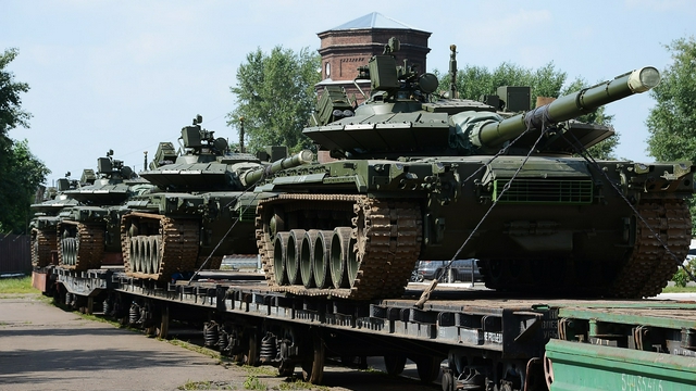 俄军2021年首批改进型T-80BVM坦克交付