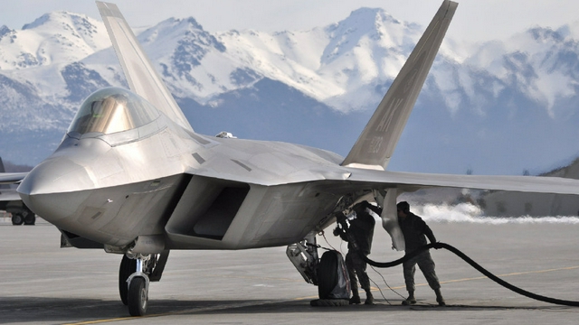 f22战斗机在地面采用机背加油方式