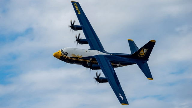 美国蓝天使飞行表演队在缅因航空节上的精彩瞬间