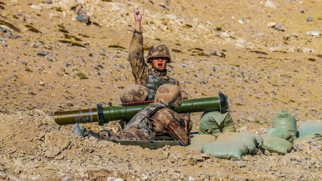 国产98式120毫米火箭筒完整发射过程