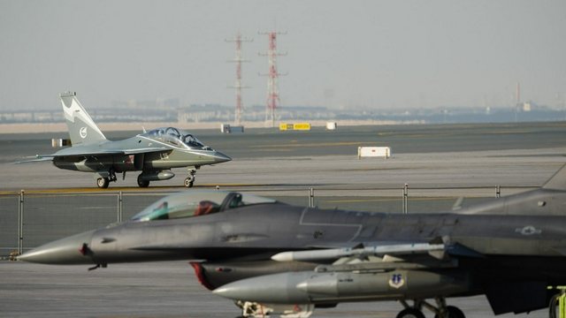 中国L15高级教练机亮相迪拜航展 与美国F-16罕见同框