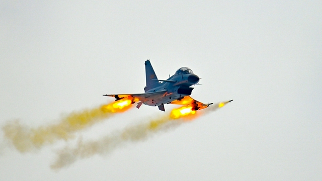 我军歼10战斗机空中发射火箭弹