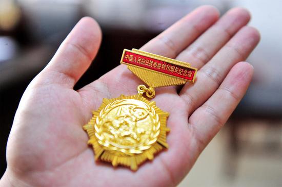 今年抗战胜利70周年纪念活动一项重要内容是，以中共中央、国务院、中央军委名义，为健在的抗战老战士、老同志，抗战将领或其遗属颁发“中国人民抗日战争胜利70周年”纪念章。 


