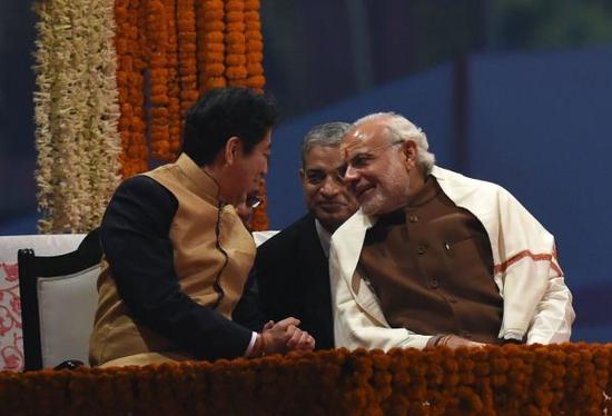 日本加紧拉拢美国、澳大利亚和印度等国，打造对华包围网。图为12月12日日本首相安倍晋三访问印度，会晤印度总理莫迪。（法新社）