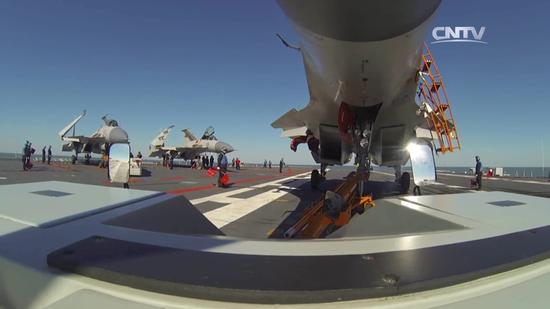 歼15舰载机群在航母上作业