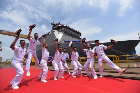 菲律宾海军接舰官兵在船厂码头边庆祝新舰下水 


