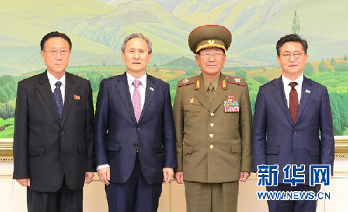 这是金养建（左一）于2015年8月25日出席韩朝高级别对话时与其他韩朝官员合影的资料照片。 新华社发