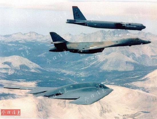 　　资料图：美军B-52H、B-1B和B-2轰炸机组成的联合编队