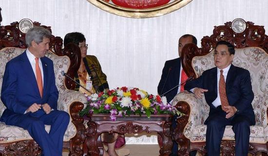 1月25日，在老挝首都万象，老挝总理通邢（右）会见美国国务卿克里（左）。
