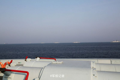 中国海军抵达维沙卡帕特南预定锚地，与世界各国海军舰艇一同锚泊。曾行贱 摄