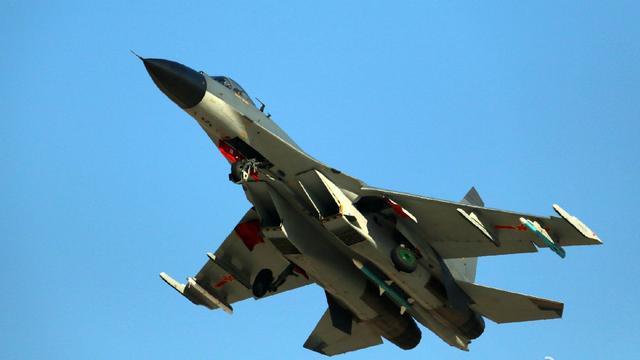 4名中国空军90后歼11战机飞行员入战队