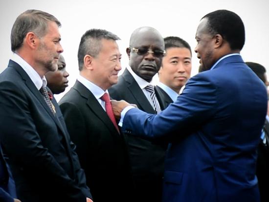 总统萨苏向中国建筑及其他主要参建单位人员授予了刚果（布）国家“骑士荣誉勋章”