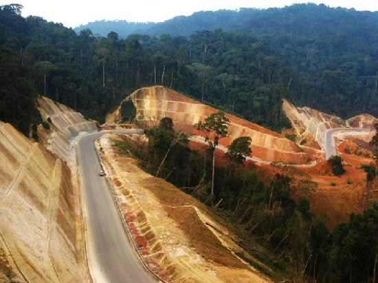 部分路段穿越原始森林