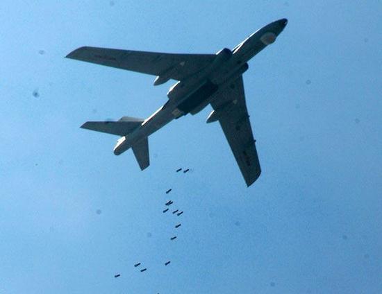 资料图:轰6轰炸机投弹