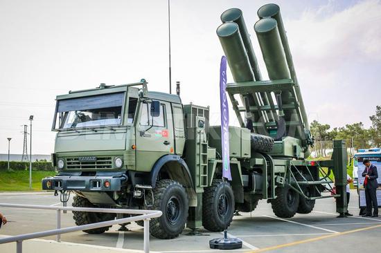图为阿塞拜疆的以色列extra型300毫米火箭发射车