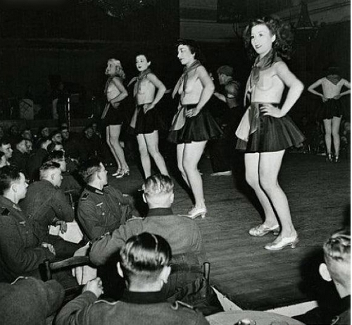 德军士兵在巴黎和脱衣舞酒吧里寻欢作乐