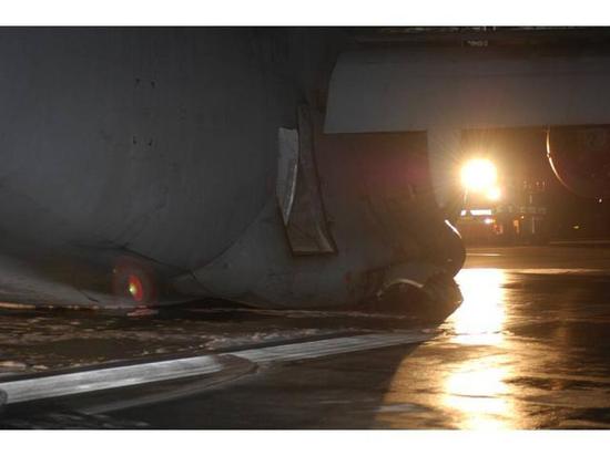 C-17起落架打不开 机场迫降受损严重