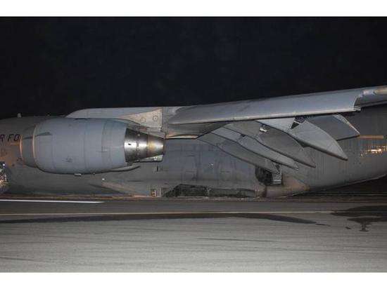 C-17起落架打不开 机场迫降受损严重
