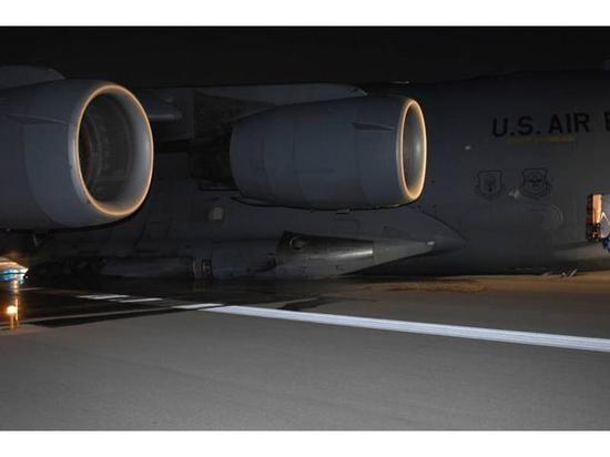 C-17起落架打不开 机场迫降受损严重