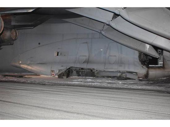 C-17起落架打不开 机场迫降受损严重