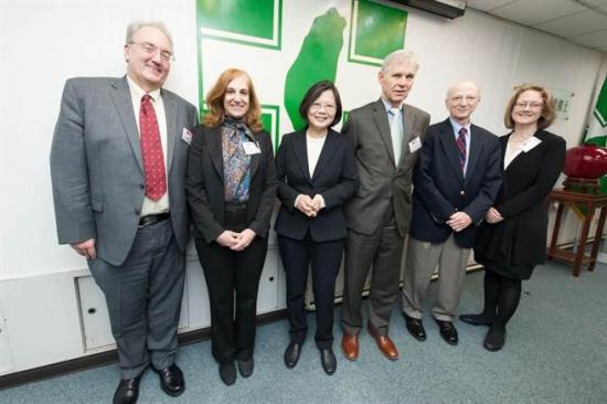 　　15日的会面。左起，孙飞、葛来仪、蔡英文、卜睿哲、容安澜、李淑珊。