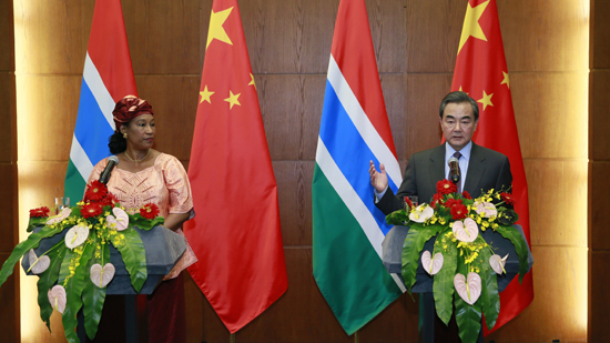 2016年3月17日，外交部长王毅在北京与来访的冈比亚外长盖伊共同会见记者