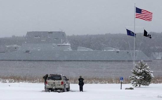 美国最大和造价最高的驱逐舰“朱姆沃尔特”号今天出海。 美联社