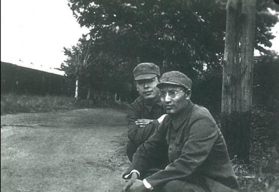 1948年朱瑞与刘居英（1951年抗美援朝运输线名将）一起视察。
