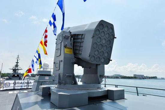图片:笔者在"仁川"号舰桥顶部拍摄到的"拉姆"近程防空导弹系统,和中国