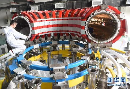 图为中国已经取得多次放电实验成功的超导托卡马克装置.