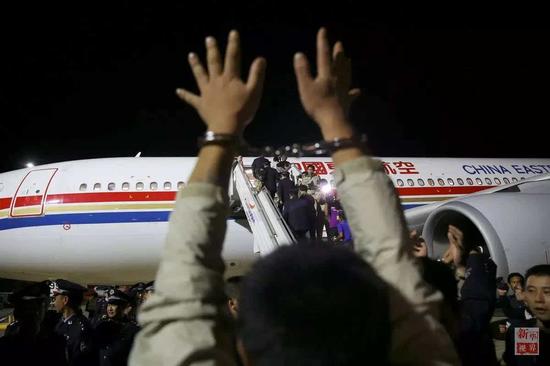 2015年11 月 10 日凌晨，四架从印度尼西亚雅加达、柬埔寨金边起飞的中国民航包机分别在北京首都、上海浦东、杭州萧山和广州白云机场降落，254 名大陆电信诈骗犯罪嫌疑人被中国警方押解回国。