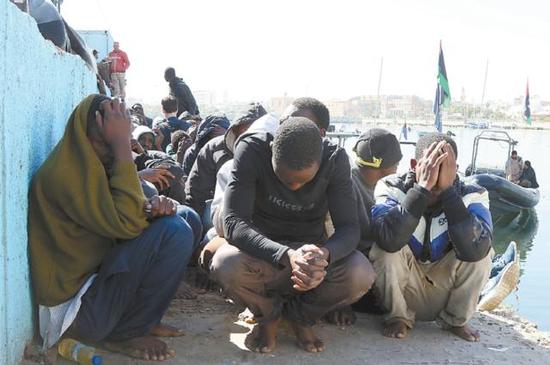 资料图：11日，115名试图逃往欧洲的利比亚非法移民在沉船后被海警救起，送回的黎波里港。