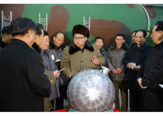  资料图：3月9日，金正恩视察核工厂。 