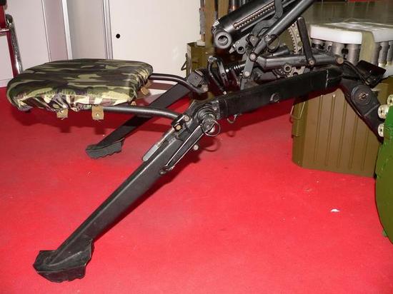 发射器的射击是通过两个横向的握把来完成,拇指扳机被设置在握把之间