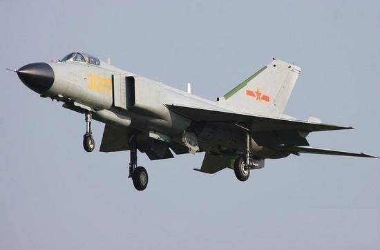 为了执行侦察任务,歼-8t又进行了气动改进,以减阻增升,改善起降条件和