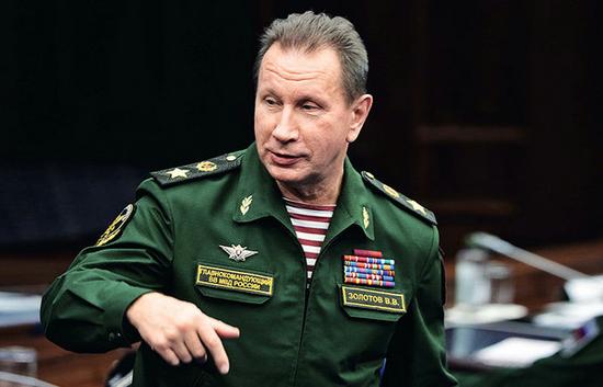 索布恰克竞选连任市长时,普京向市机关同事宣布,将与索布恰克共进退.