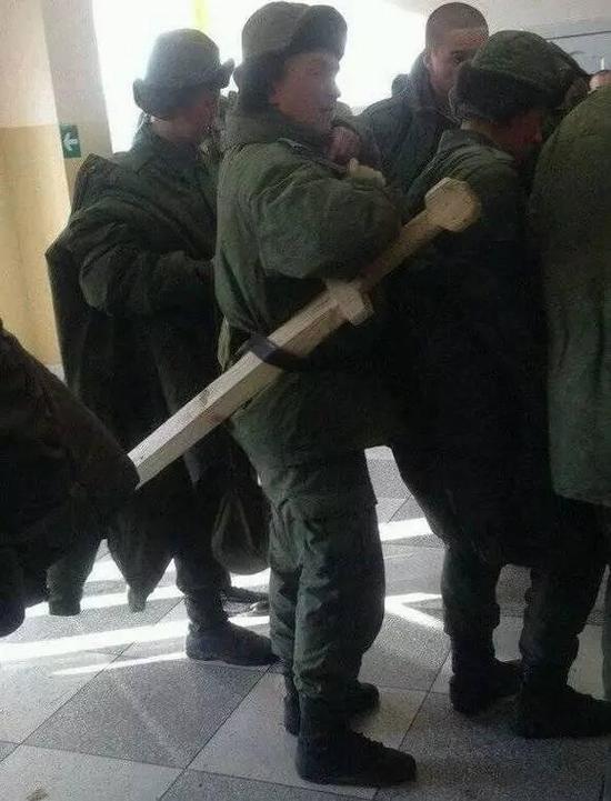 这位腰里挎着大宝剑的士兵,是因为丢失了自己的刺刀,他的长官为他配备