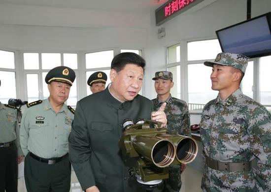 习近平登上驻黑瞎子岛边防某团10连东极哨所，了解官兵执勤情况。 @军报记者 图
